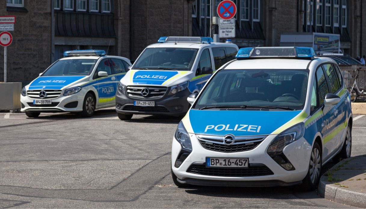 Auto Travolge Folla All Aeroporto Di Colonia Bonn In Germania Almeno 5