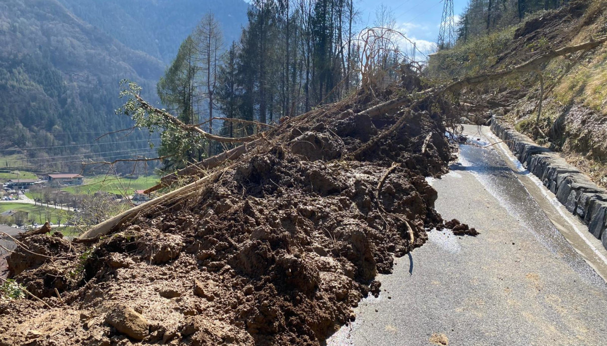 Frana Ad Ardesio Per Un Guasto Alla Condotta Idrica Un Fiume Dacqua E