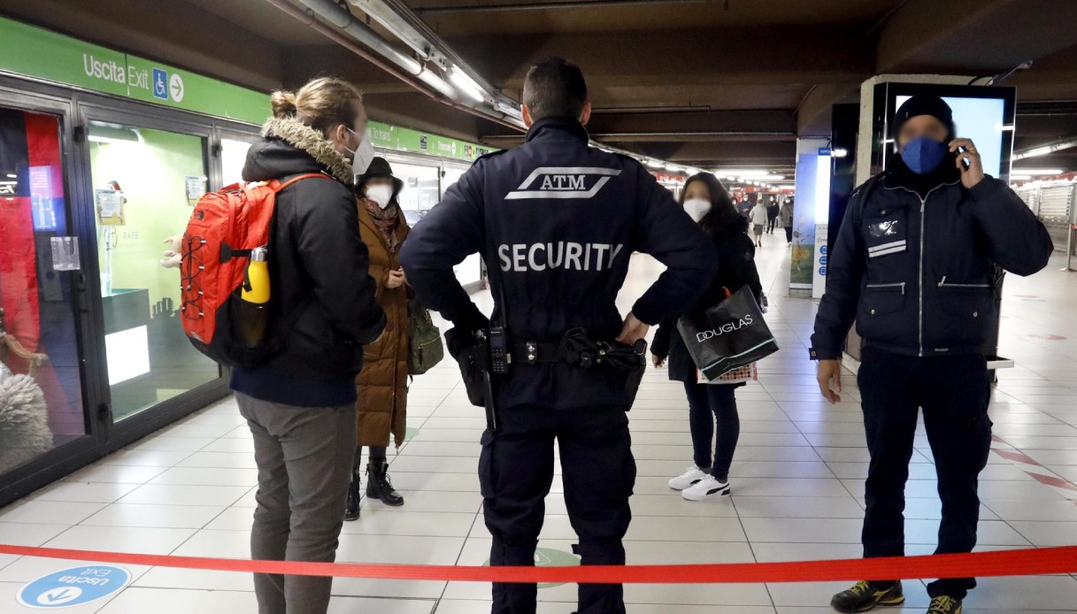 Morto In Metro A Milano Sulla Linea Rossa Alla Fermata De Angeli Non