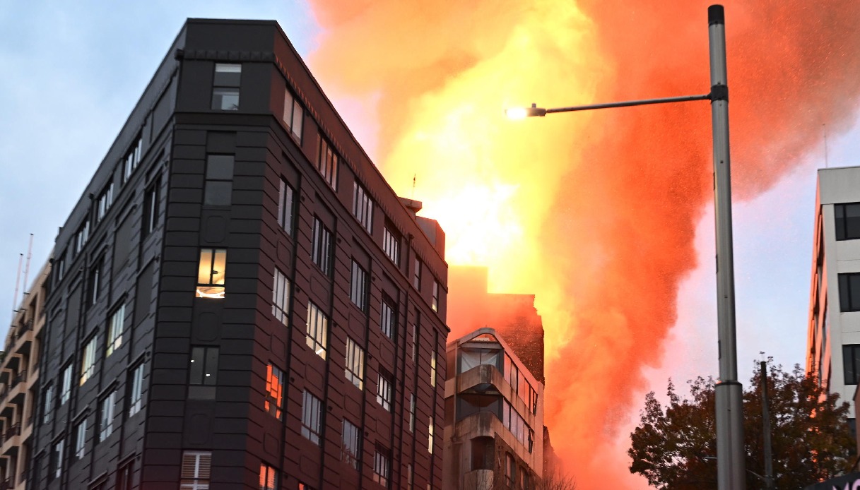 Il Video Dell Incendio Che Avvolge Un Intero Palazzo A Sydney In