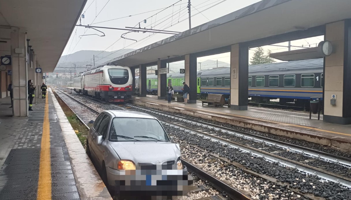 Con L Auto Sfonda Due Vetrate E Finisce Sui Binari Alla Stazione Di