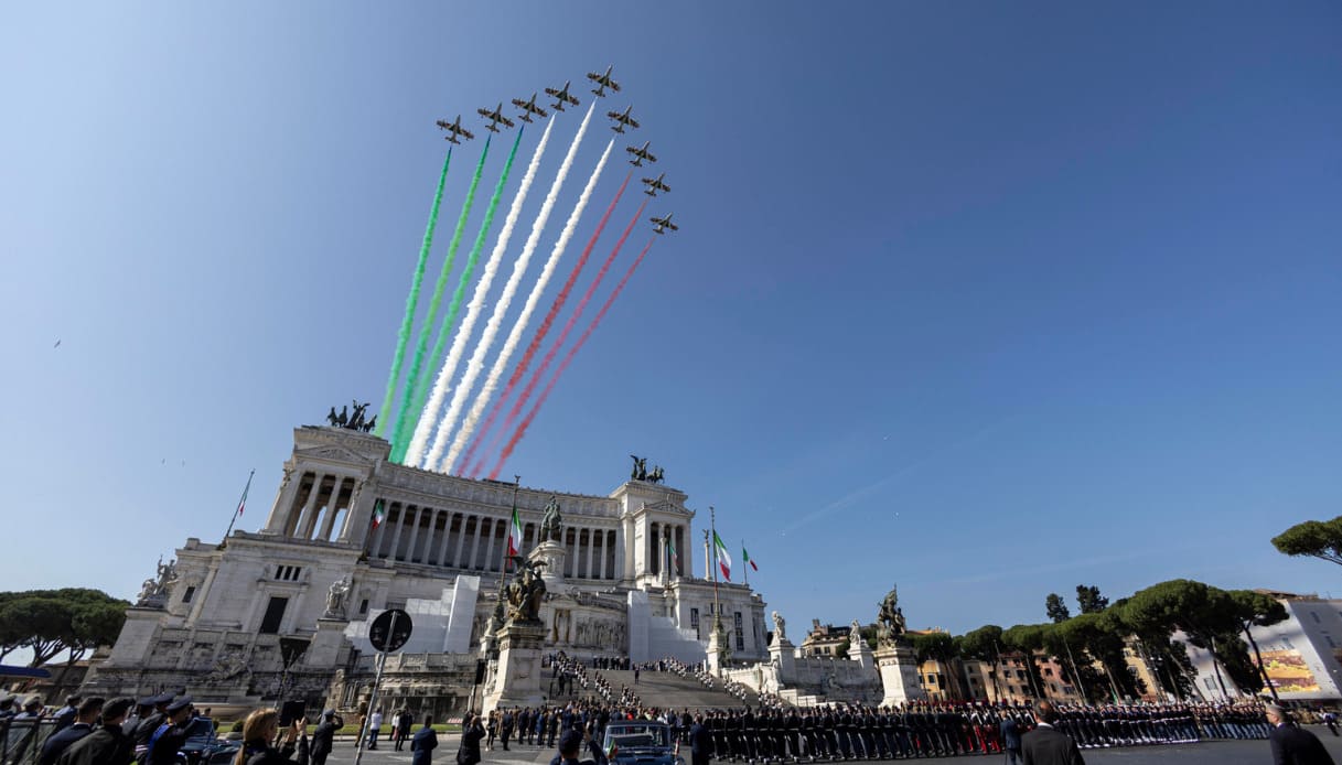 Festa Della Repubblica Con Le Frecce Tricolori In Volo E La Parata Del