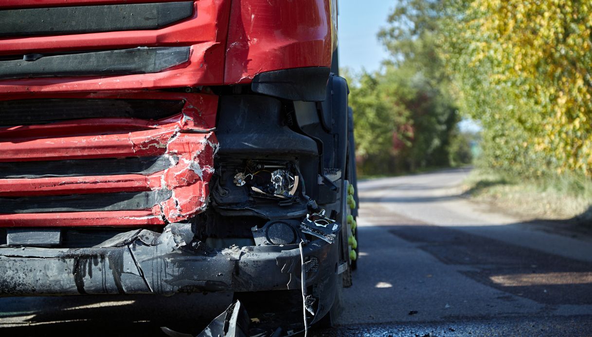 Morto L Autista Del Tir Finito Su Un Cantiere Dell Autostrada A A