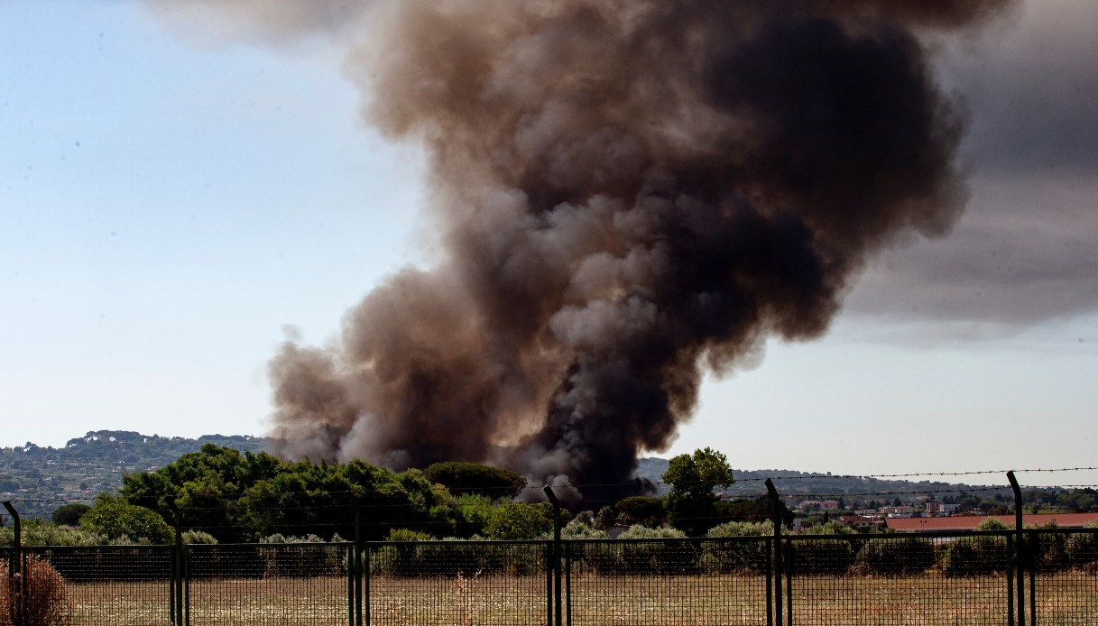 Incendio In Un Capannone Agricolo Vicino Siena Vigili Del Fuoco A