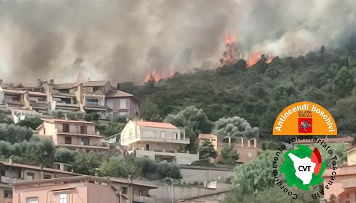 Incendio A Porto Santo Stefano Di Grosseto Nell Argentario Fiamme