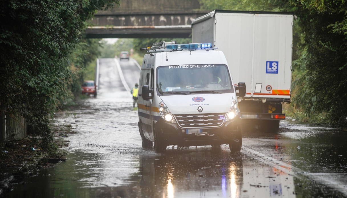 Temporale Si Abbatte Sul Lago Di Como Chiusa La Strada Lariana Per Una