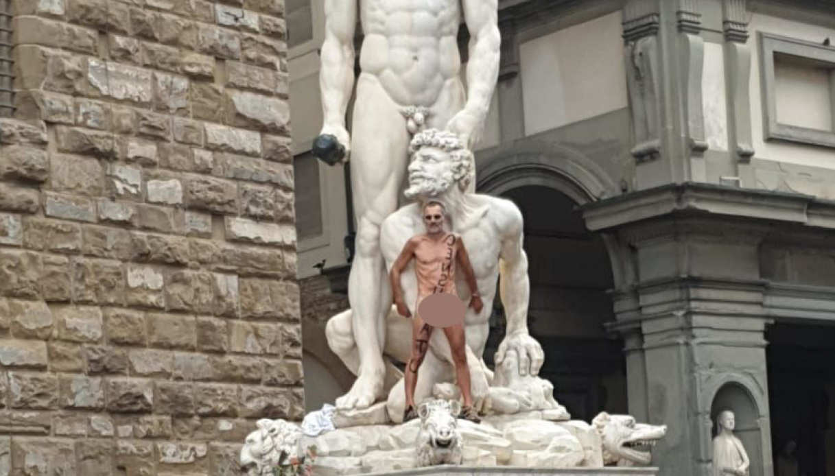 Si Arrampica Nudo Sulla Statua Di Piazza Della Signoria A Firenze