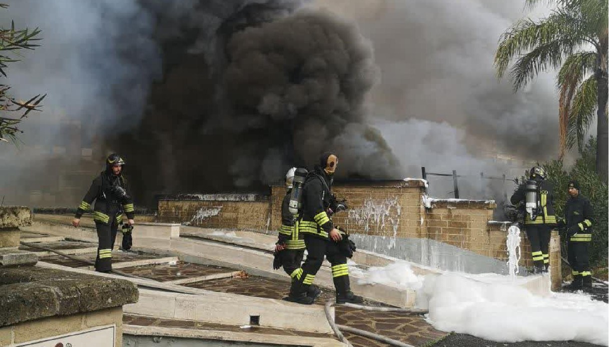 Roma Incendio A Mezzocammino Fumo Ed Esplosioni Per Fiamme Partite Da