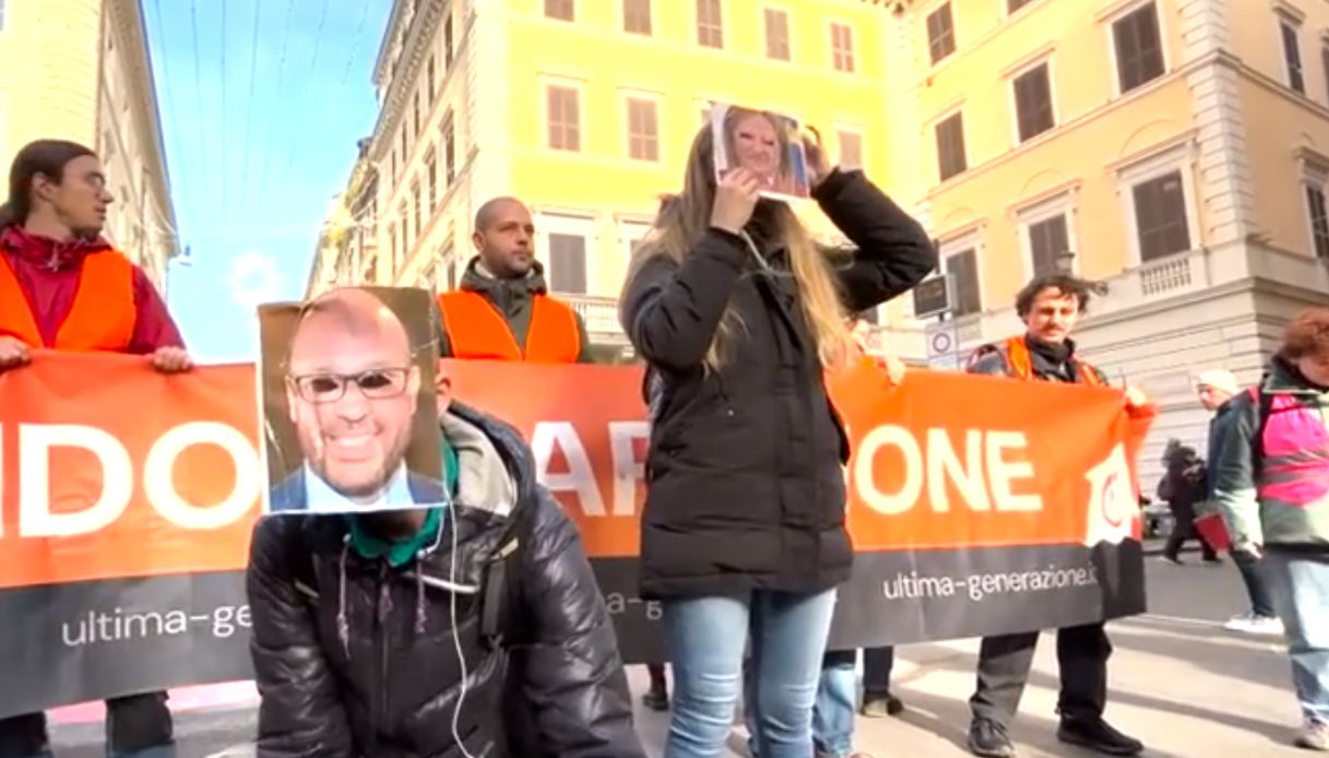 Attivisti Ultima Generazione Con Foto Di Meloni E Fontana A Roma Verso