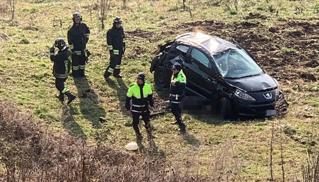 Precipita In Una Scarpata Ad Altissimo Volo Di Decine Di Metri Morto