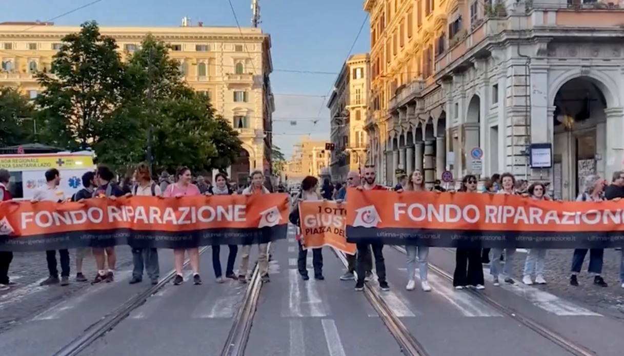 Ultima Generazione manifesta a Roma traffico bloccato in città la