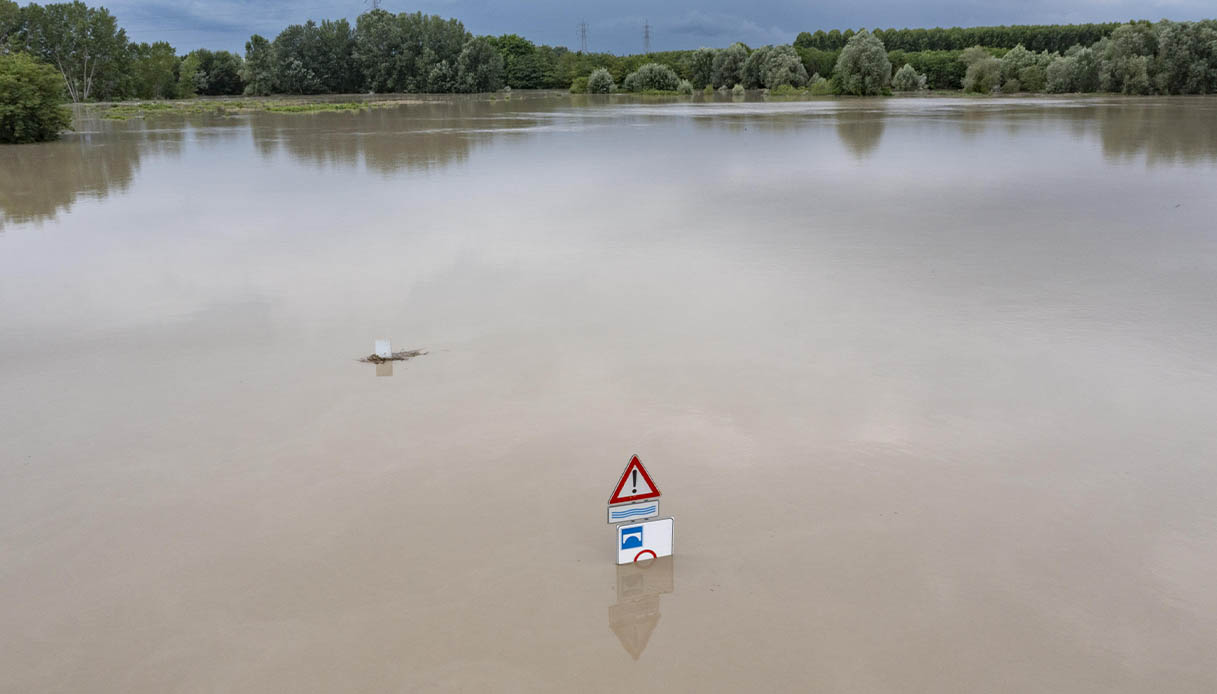 In Emilia Romagna Esondato Fiume Secchia Nella Zona Di Modena Il Video