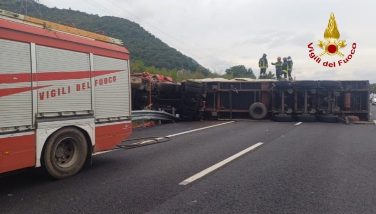 Tir Si Ribalta Nell Incidente Sulla A1 A Cassino Morto Il Conducente