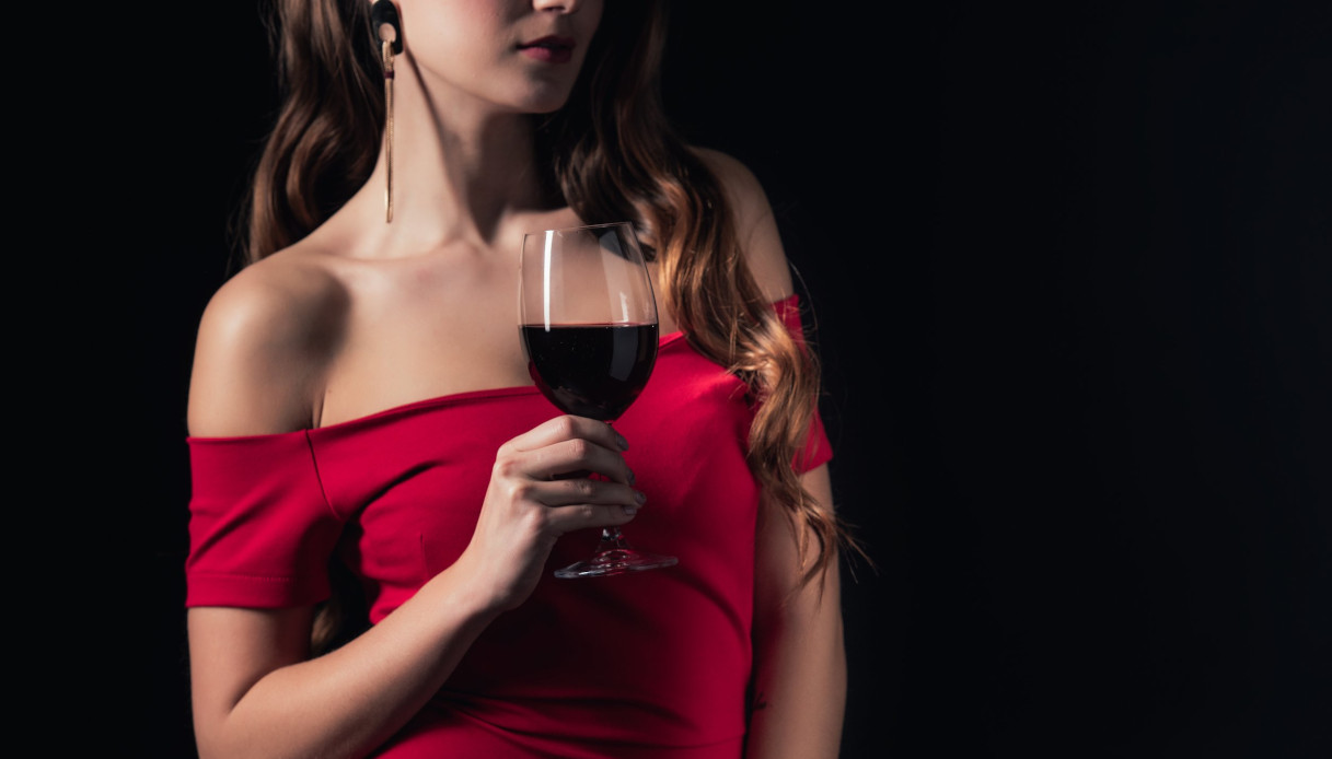 Порванное Платье Красное Вино