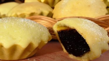 Bocconotti pugliesi dorati e farciti