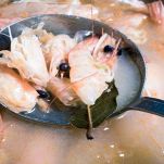 Preparazione del brodo di pesce con scarti di gamberi