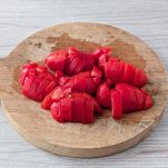Tagliare pomodori a pezzi