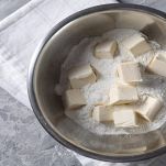Ciotola con farina e burro freddo