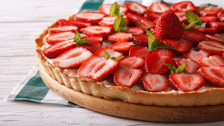 Crostata con crema di fragole decorata con frutti