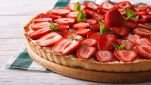 Crostata con crema di fragole decorata con frutti