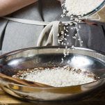 Preparazione del risotto con riso crudo