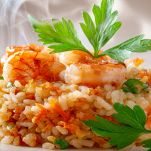 Fetta di sformato di riso con gamberi e scampi
