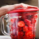 Fragole intere nel frullatore
