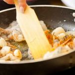 Gamberi e scampi in padella