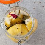 Trasferire i limoni in salamoia nel vasetto
