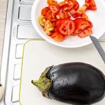 Melanzane lavate sul tagliere per essere tagliate