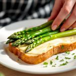 Sistemazione degli asparagi sul pane