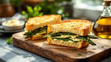 Panino super farcito con verdure fresche e formaggio fuso.