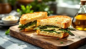 Panino super farcito con verdure fresche e formaggio fuso.