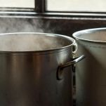 Pentoloni con acqua che bolle per la pastorizzazione