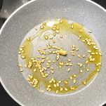 Pinoli in padella con olio e aglio