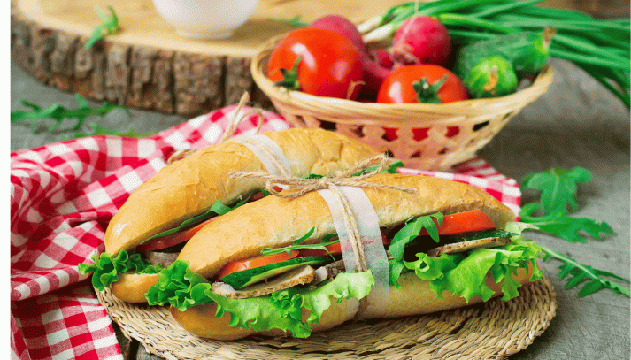 Panino con carne e pomodoro