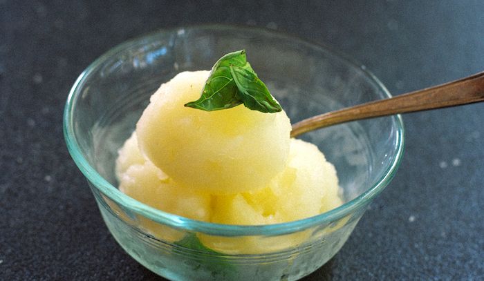 Sorbetto al limone profumato al basilico