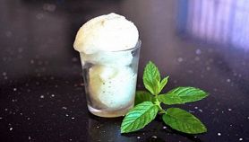 Sorbetto alla menta con sciroppo