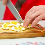 Uova sode vengono tagliate sul tagliere