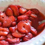 Zabaione caldo al limoncello con insalata di fragole