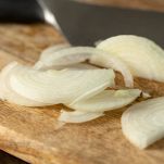Tagliere con cipolla affettata finemente