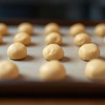 Palline di impasto su carta forno