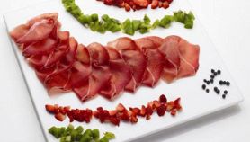 Antipasto con bresaola e frutta