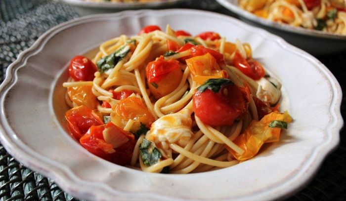 Bucatini al sugo con pomodori perini freschi