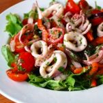 Calamari alle olive e pomodori