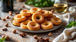 Ciambelline dorate servite su vassoio rustico.