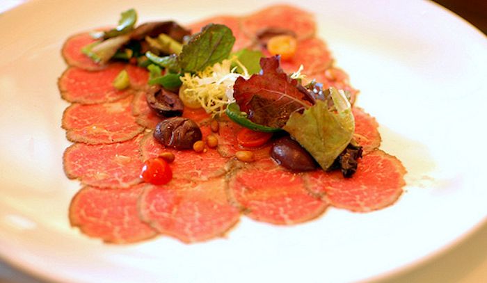 Ricetta carpaccio di vitello con olive e pinoli