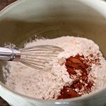 Ciambellone glassato di datteri e noci