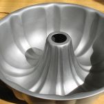 Ciambellone glassato di datteri e noci