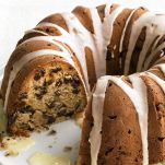 Ciambellone glassato di datteri e noci